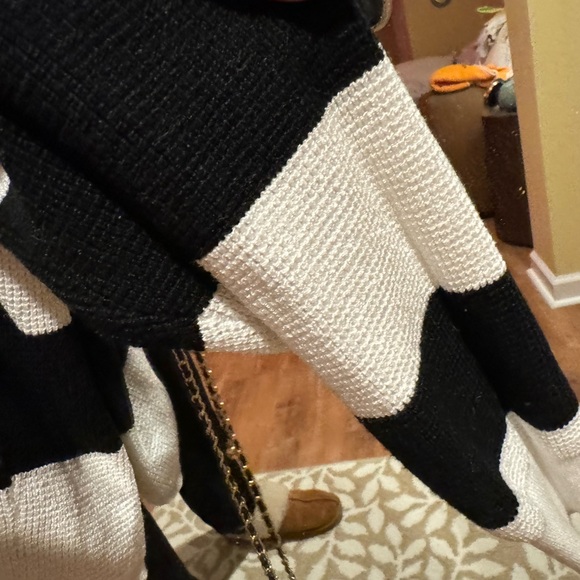 Woman's sweater - Picture 3 of 3